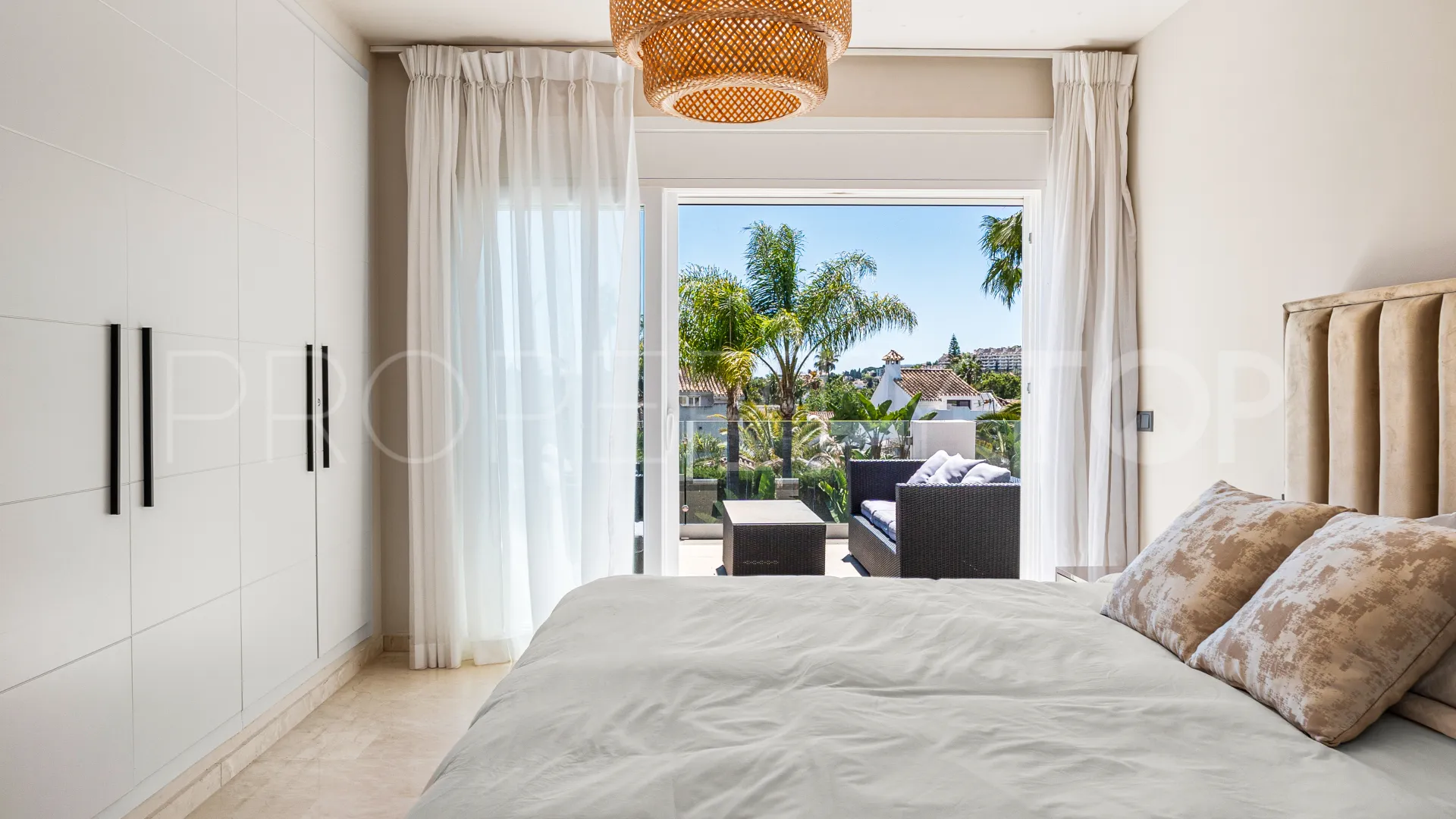 For sale Nueva Andalucia 6 bedrooms villa