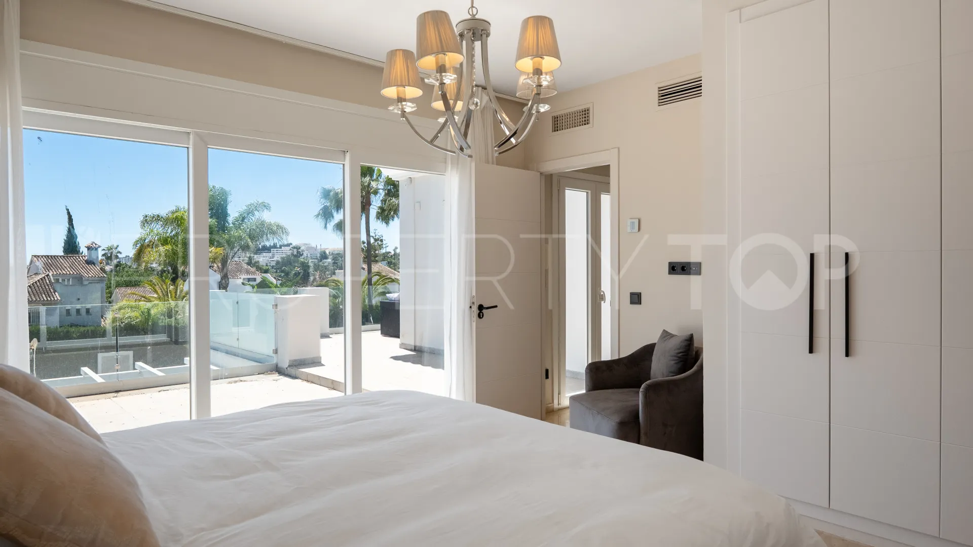 For sale Nueva Andalucia 6 bedrooms villa