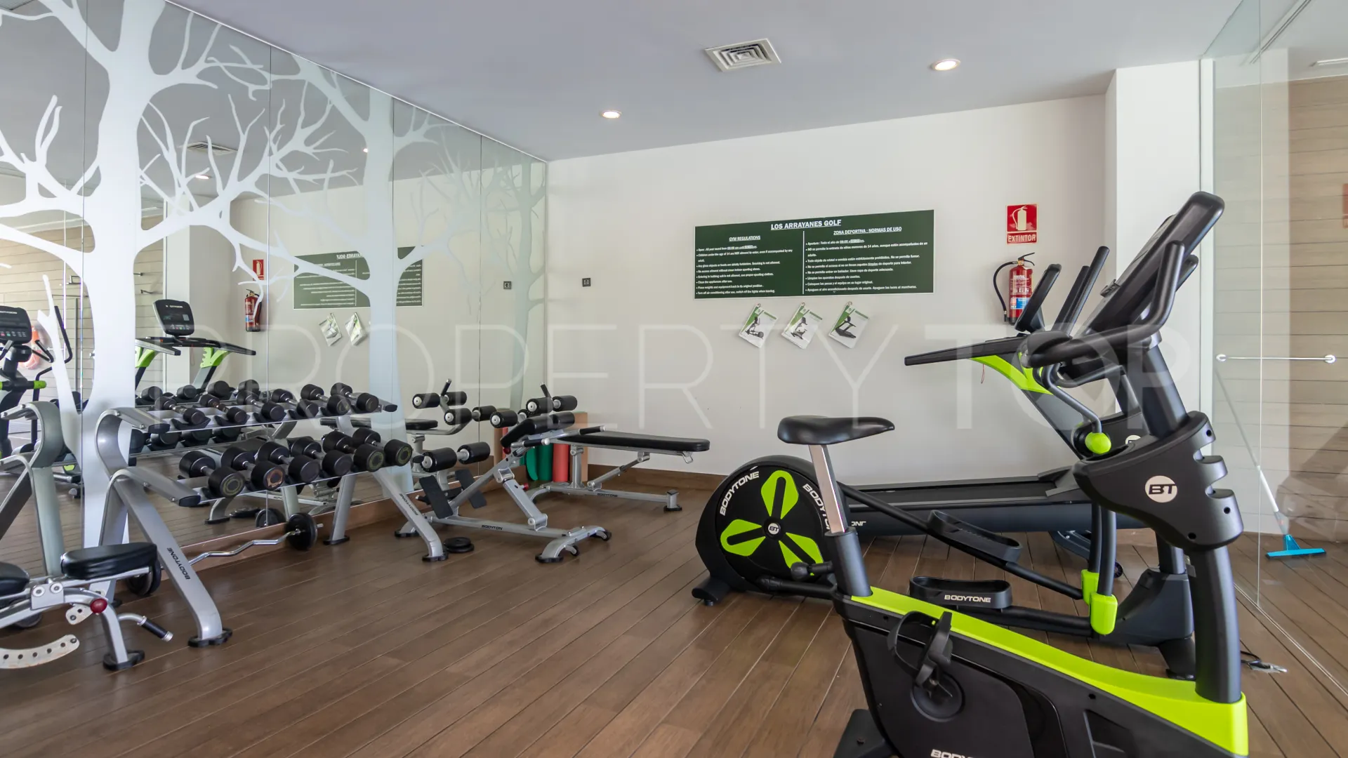 Apartamento planta baja en venta con 3 dormitorios en Benahavis