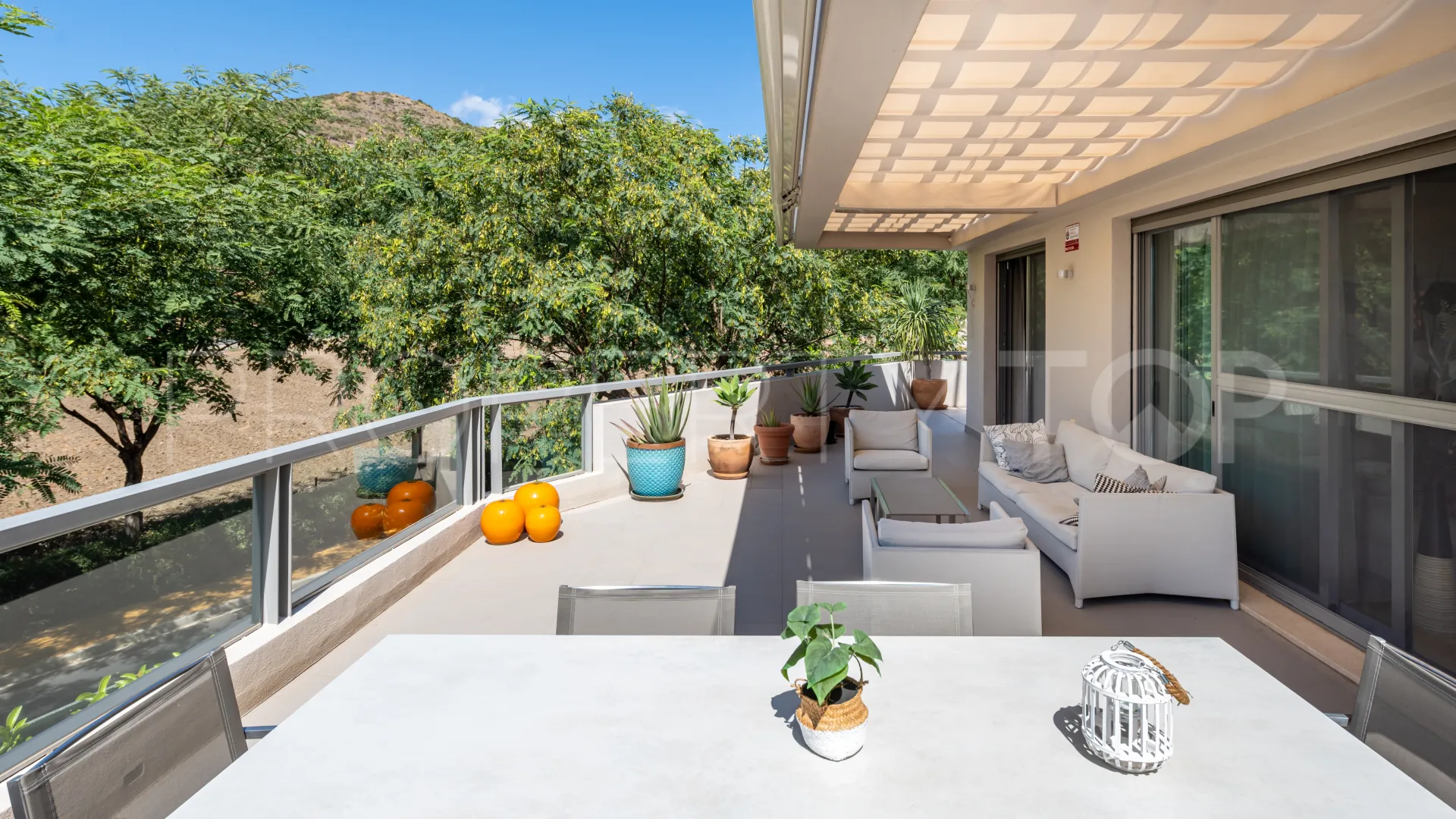 Apartamento planta baja en venta con 3 dormitorios en Benahavis