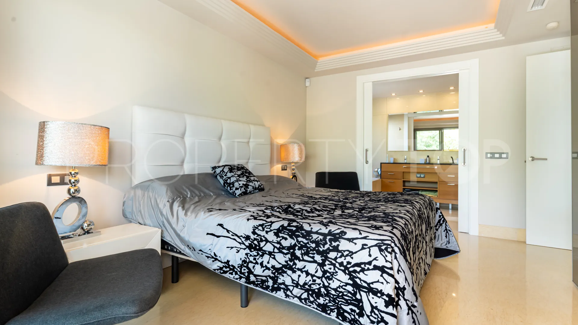 Apartamento planta baja en venta con 3 dormitorios en Benahavis