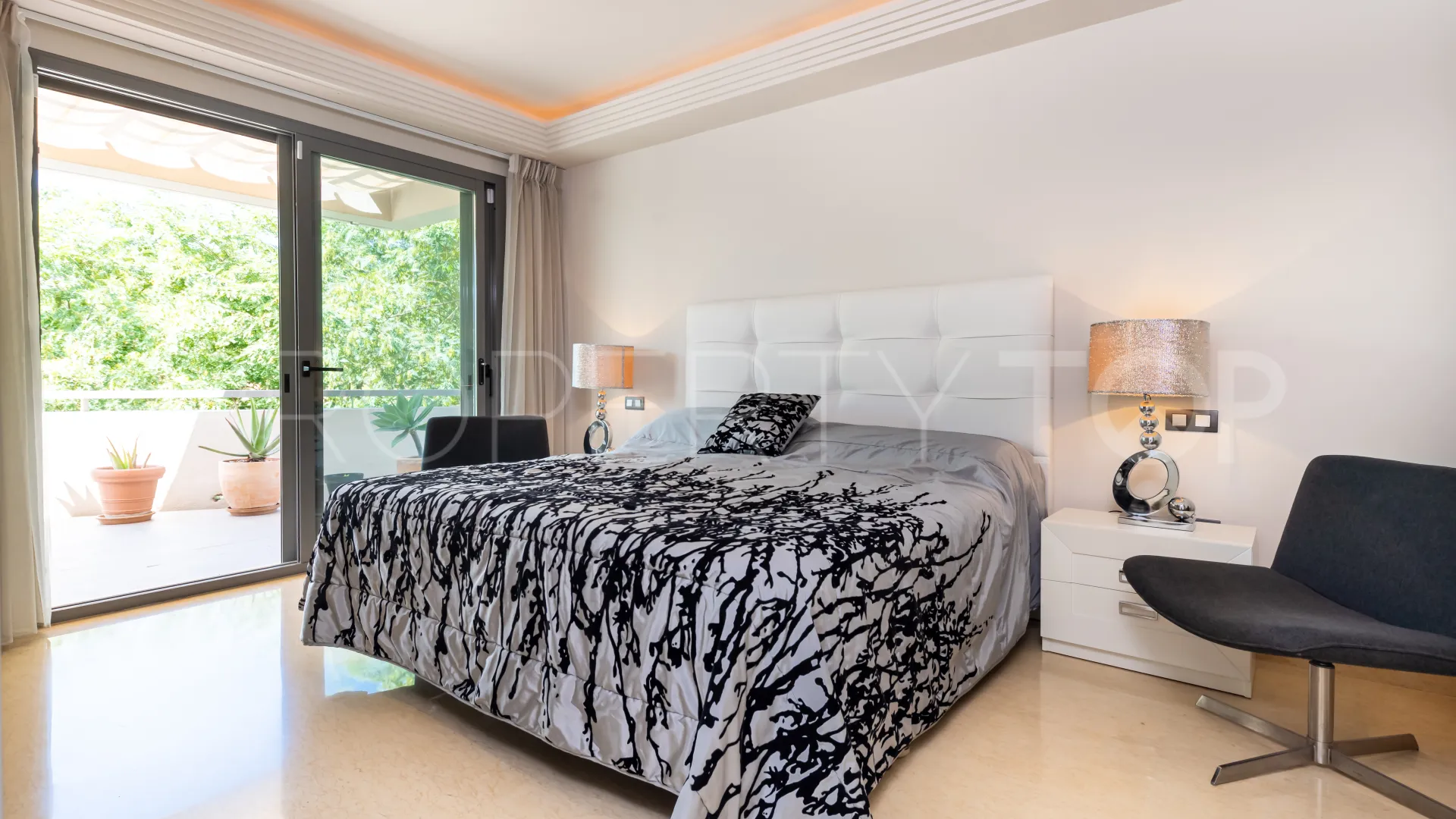 Apartamento planta baja en venta con 3 dormitorios en Benahavis