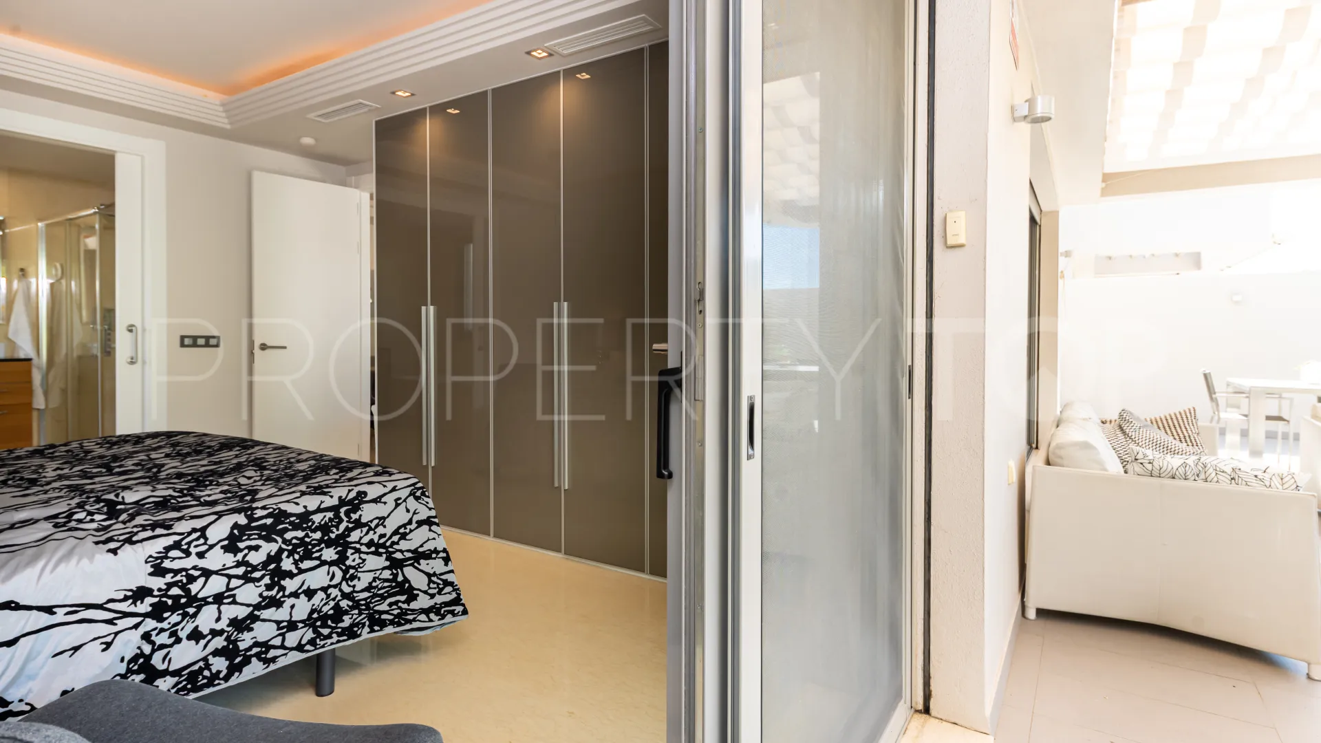 Apartamento planta baja en venta con 3 dormitorios en Benahavis