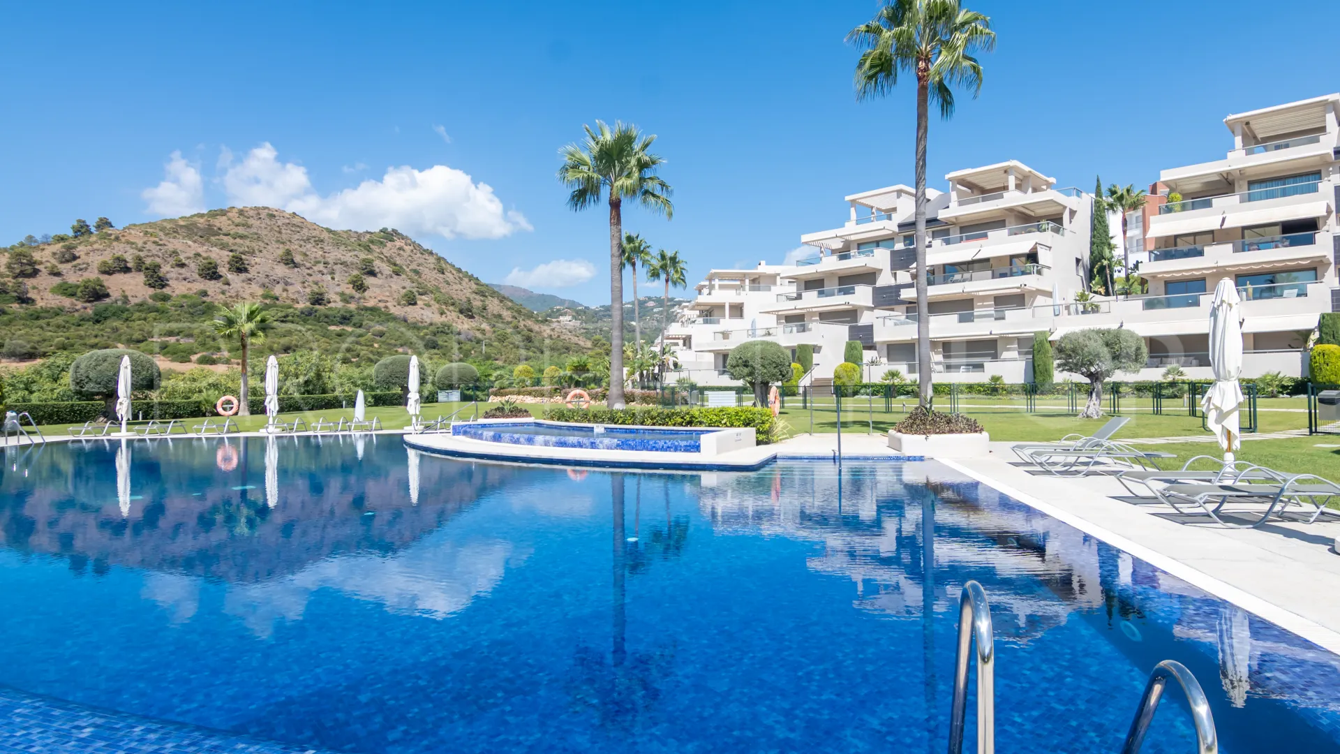Apartamento planta baja en venta con 3 dormitorios en Benahavis