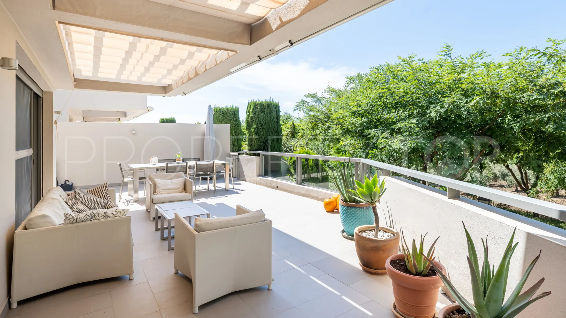 Apartamento planta baja en venta con 3 dormitorios en Benahavis