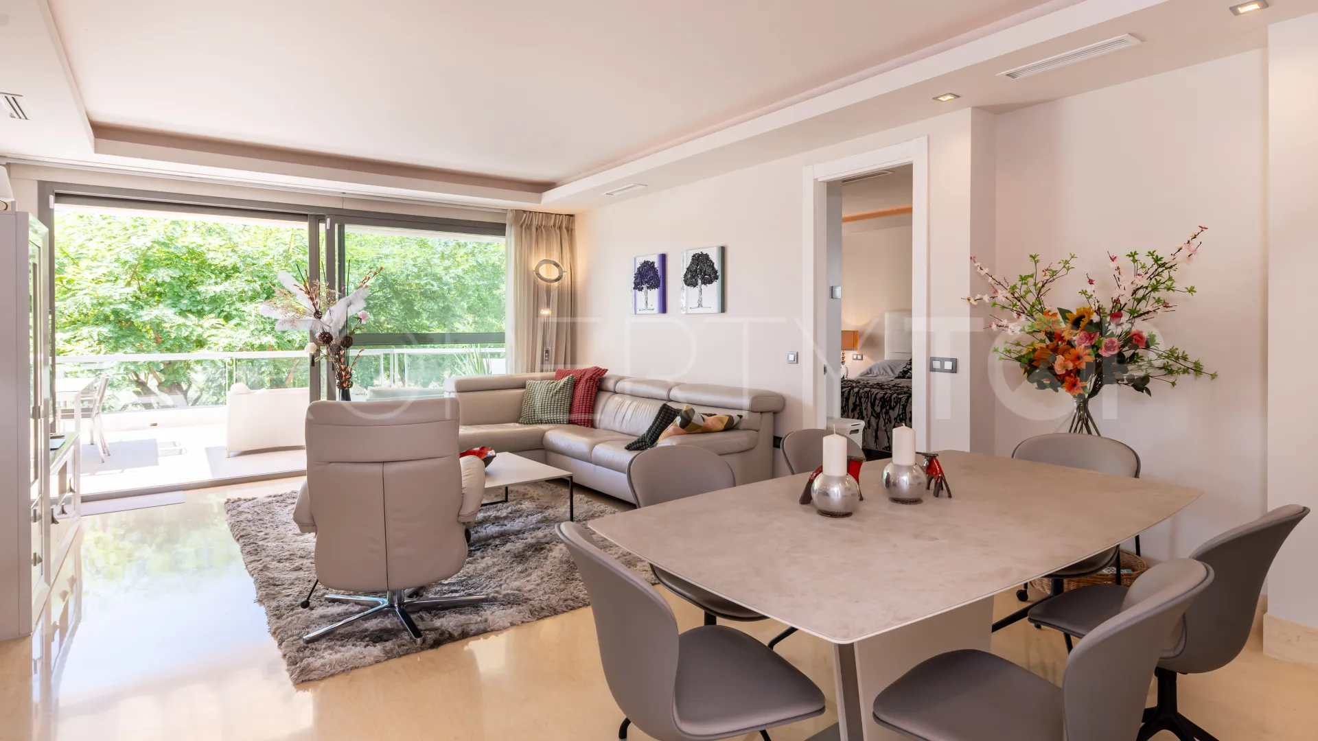 Apartamento planta baja en venta con 3 dormitorios en Benahavis