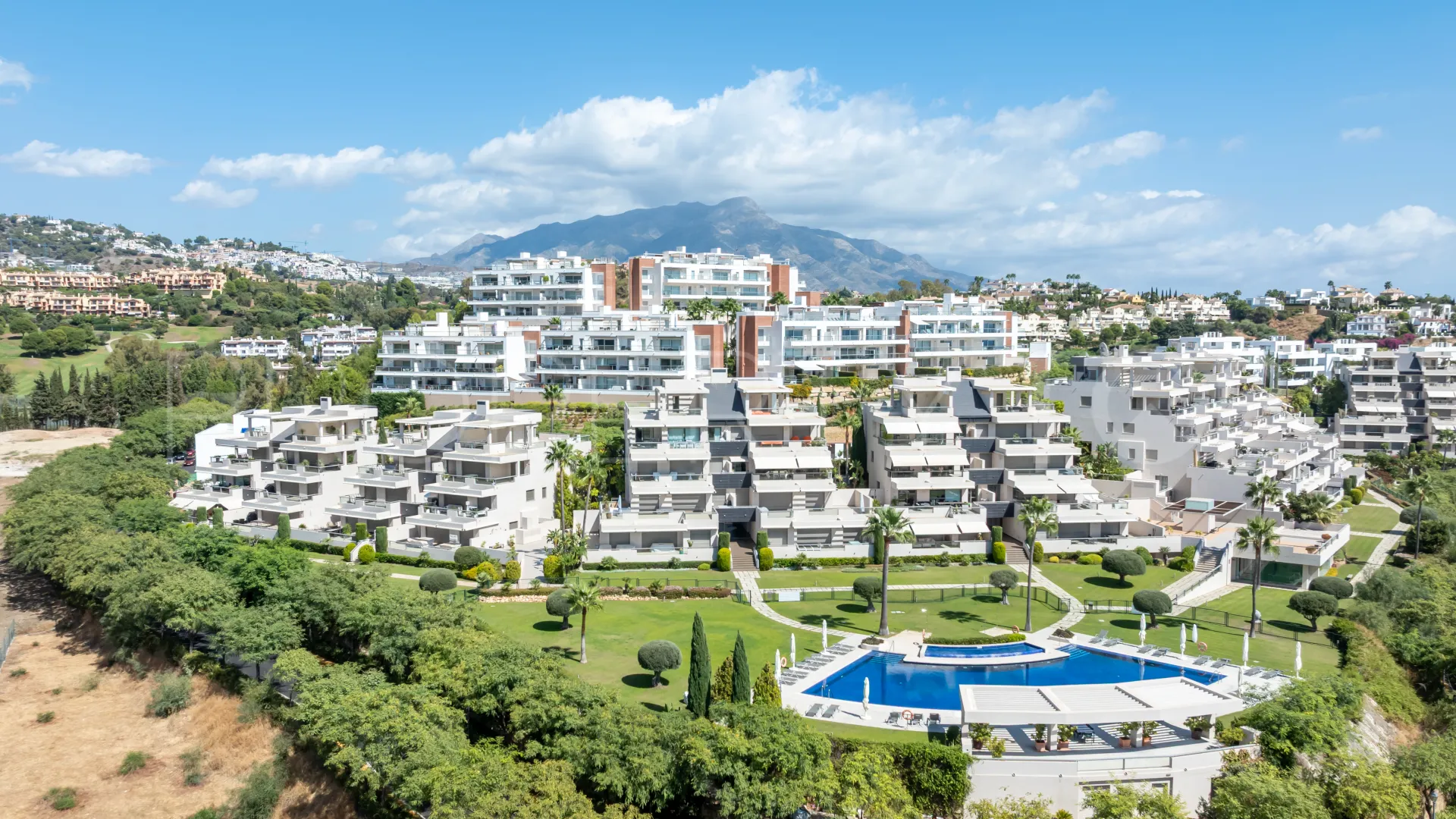 Apartamento planta baja en venta con 3 dormitorios en Benahavis