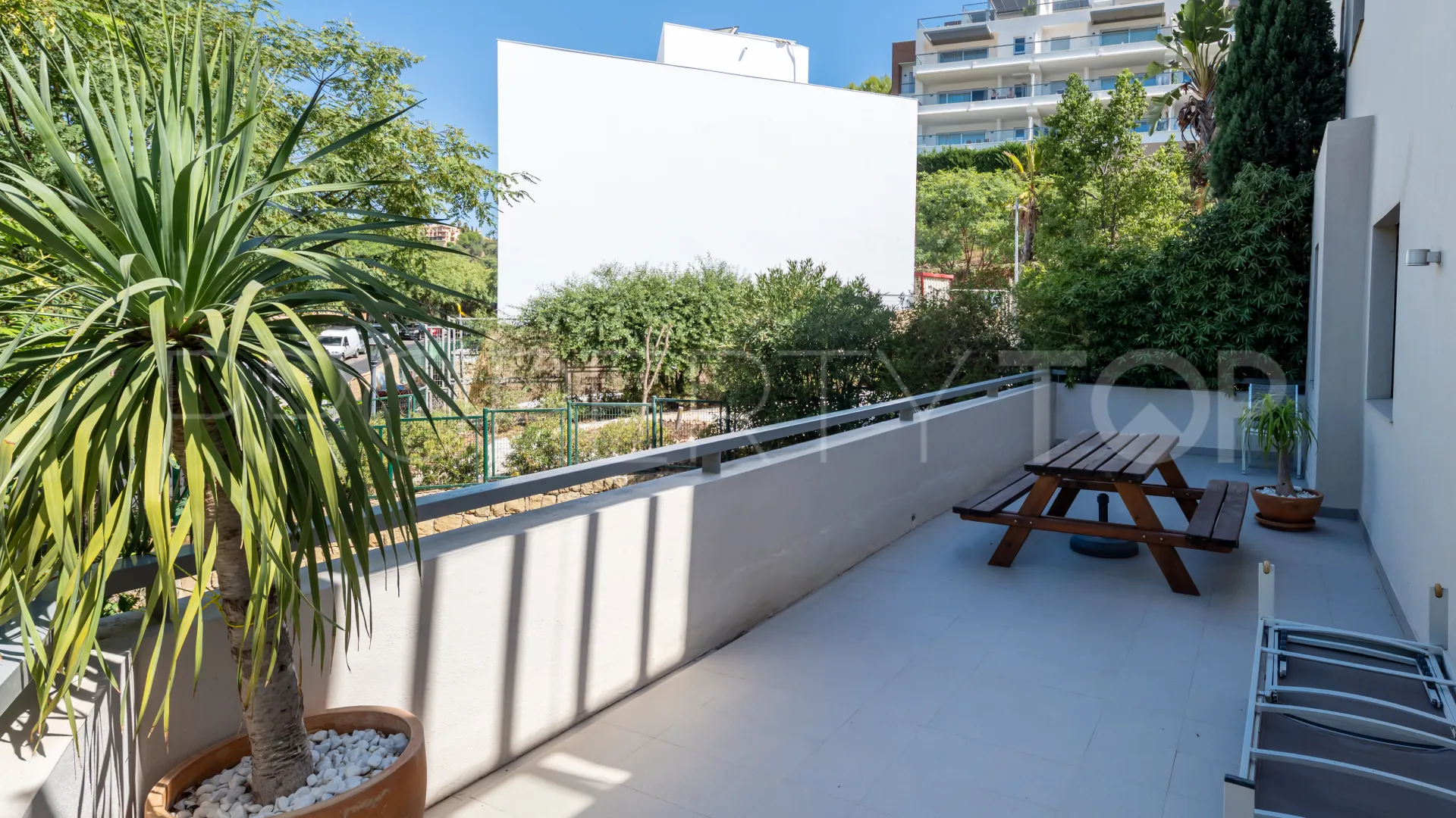 Apartamento planta baja en venta con 3 dormitorios en Benahavis