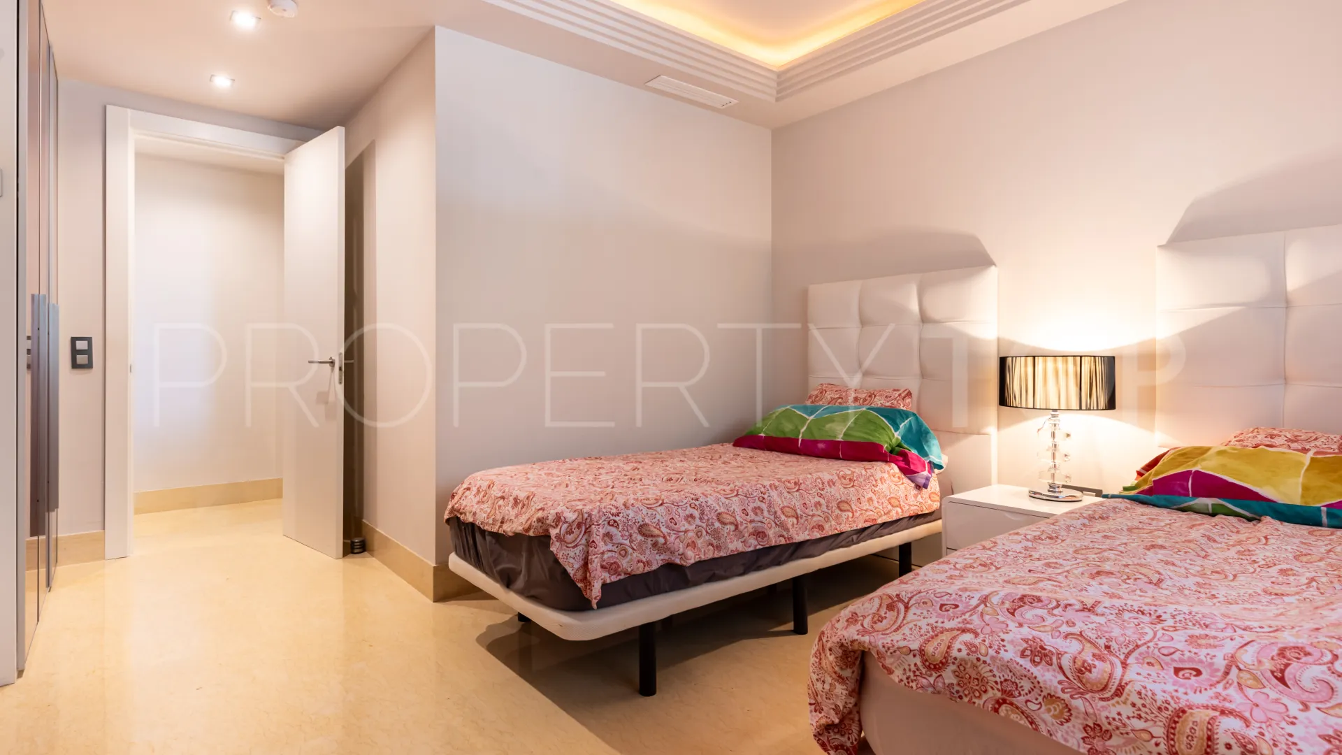 Apartamento planta baja en venta con 3 dormitorios en Benahavis