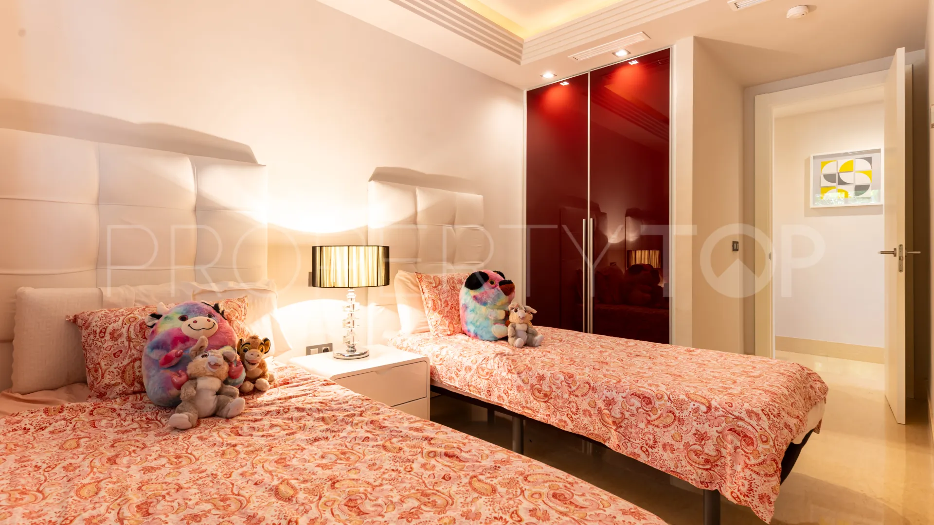 Apartamento planta baja en venta con 3 dormitorios en Benahavis