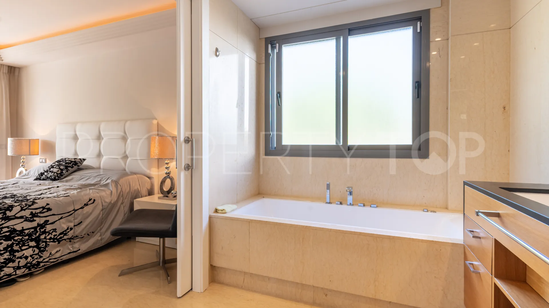 Apartamento planta baja en venta con 3 dormitorios en Benahavis