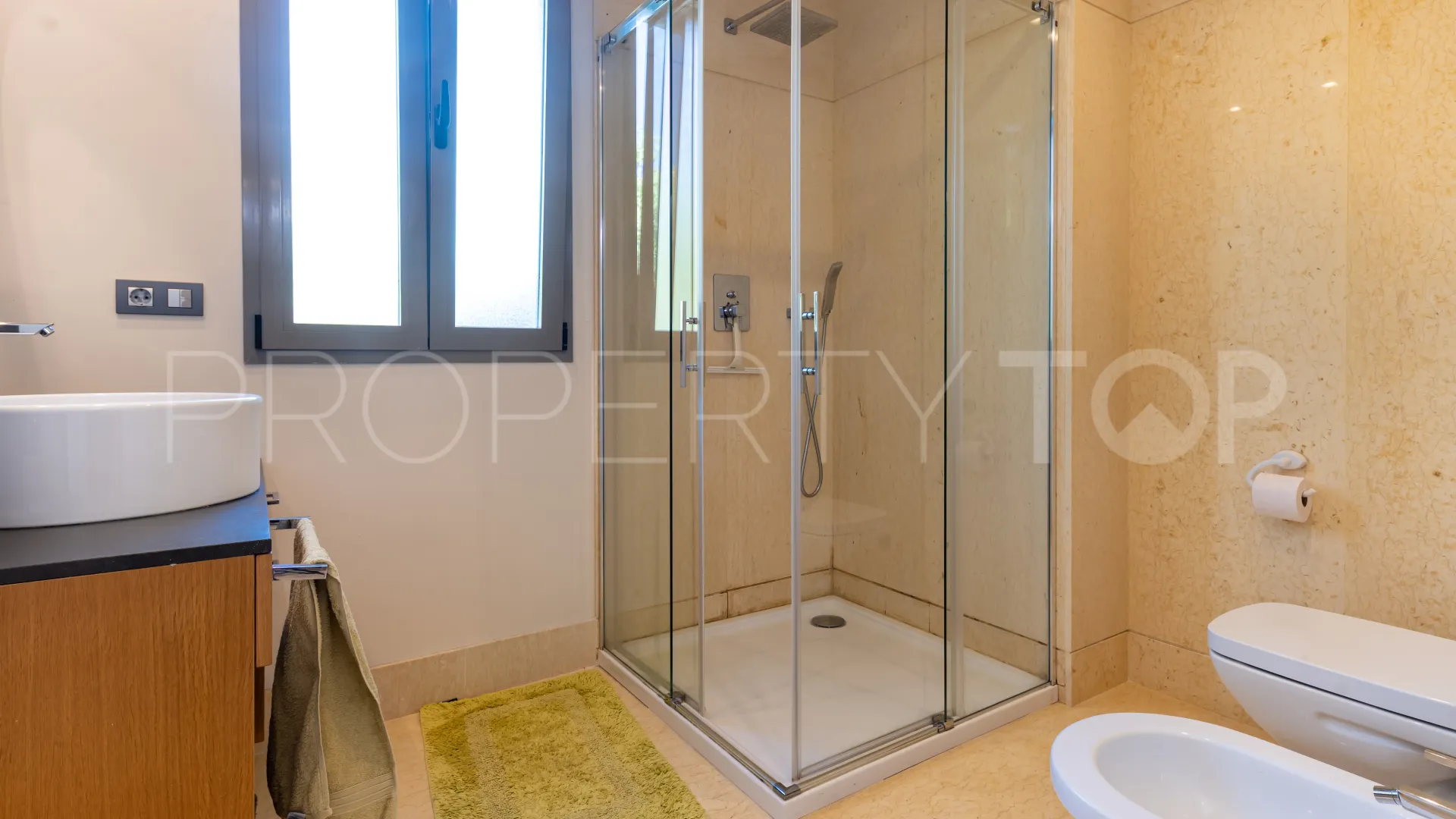 Apartamento planta baja en venta con 3 dormitorios en Benahavis