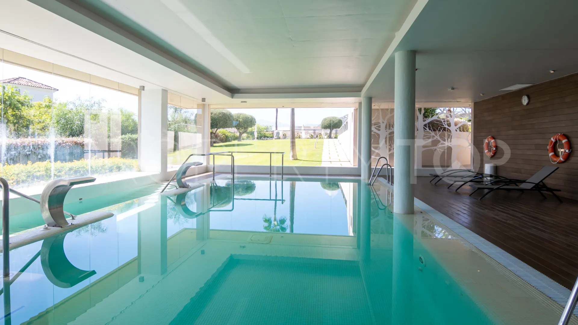 Apartamento planta baja en venta con 3 dormitorios en Benahavis