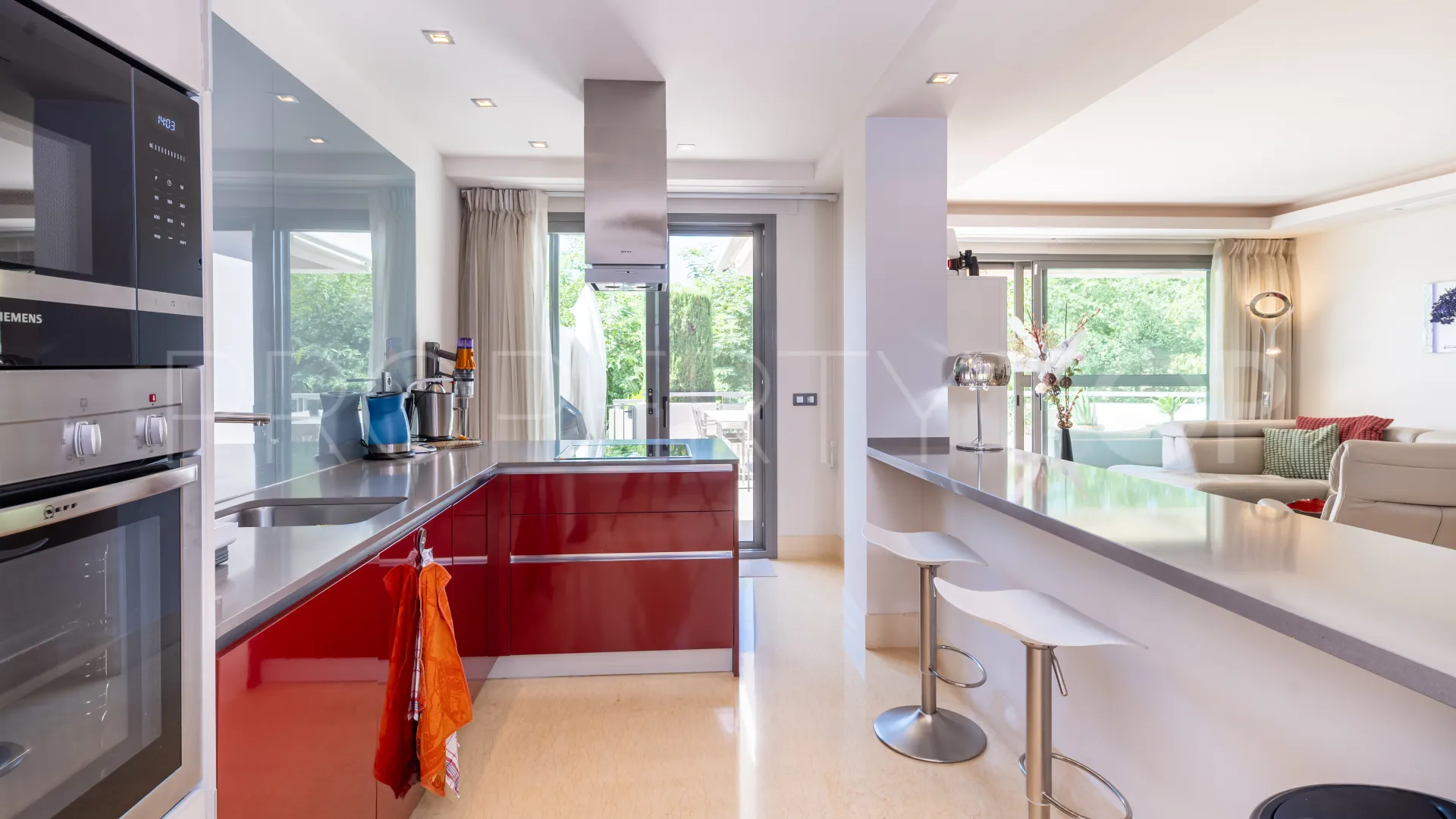 Apartamento planta baja en venta con 3 dormitorios en Benahavis