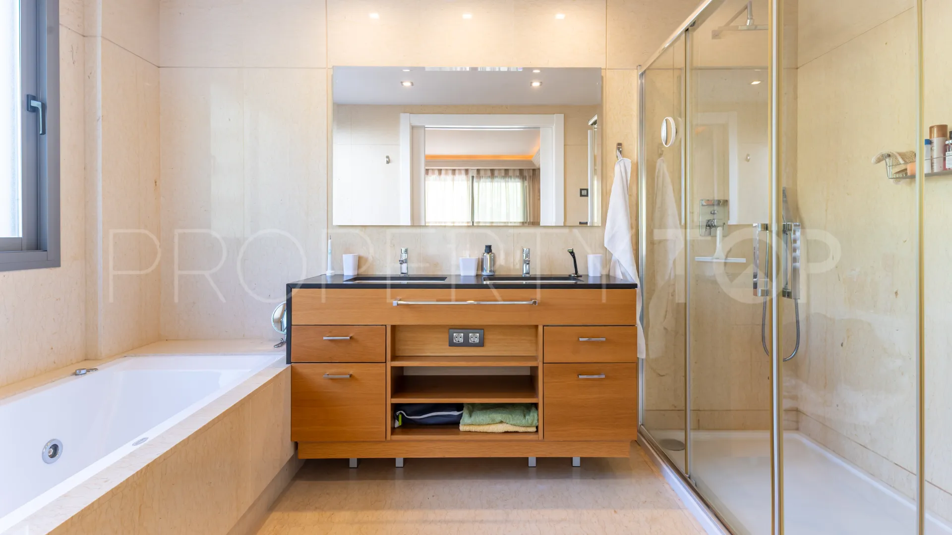 Apartamento planta baja en venta con 3 dormitorios en Benahavis