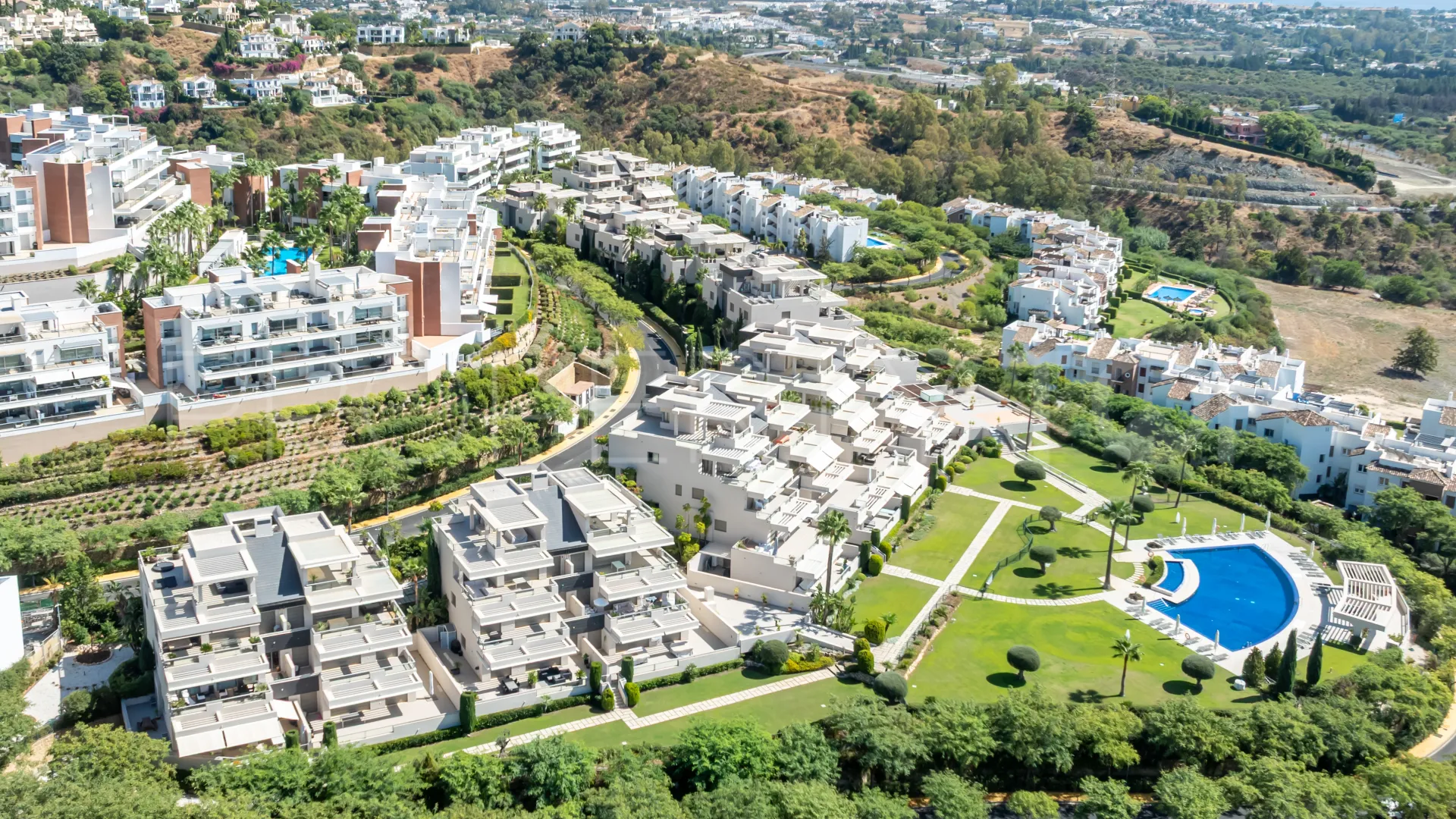 Apartamento planta baja en venta con 3 dormitorios en Benahavis