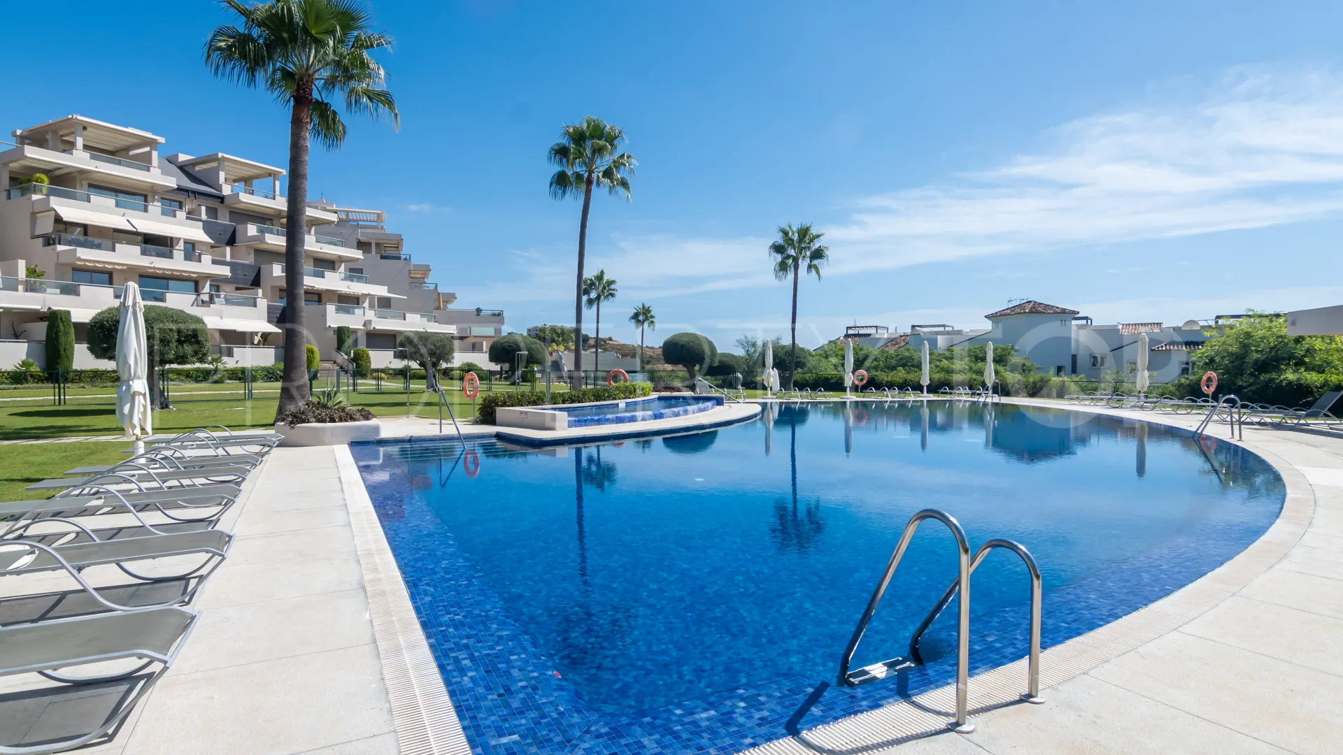 Apartamento planta baja en venta con 3 dormitorios en Benahavis