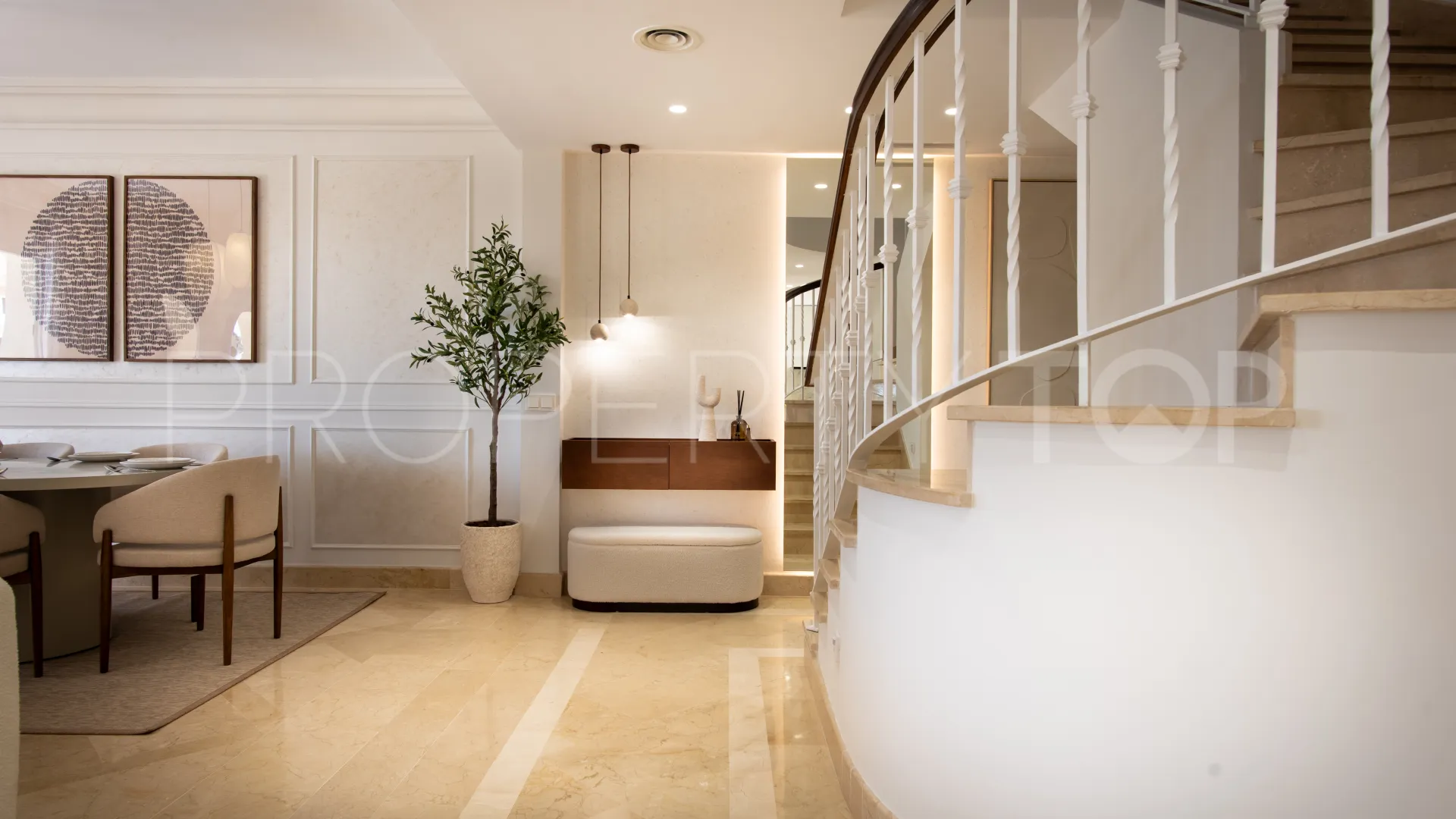 Apartamento de 3 dormitorios a la venta en Marbella