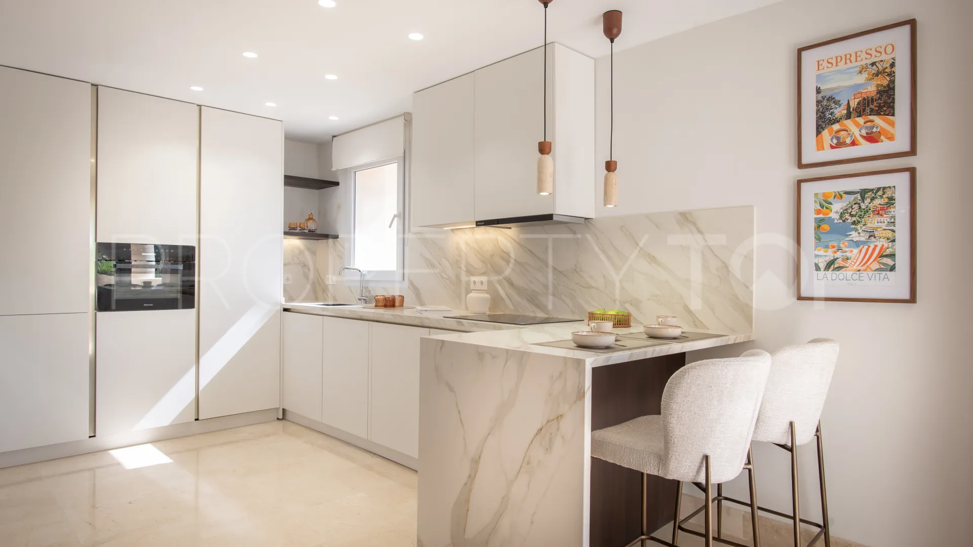 Apartamento de 3 dormitorios a la venta en Marbella