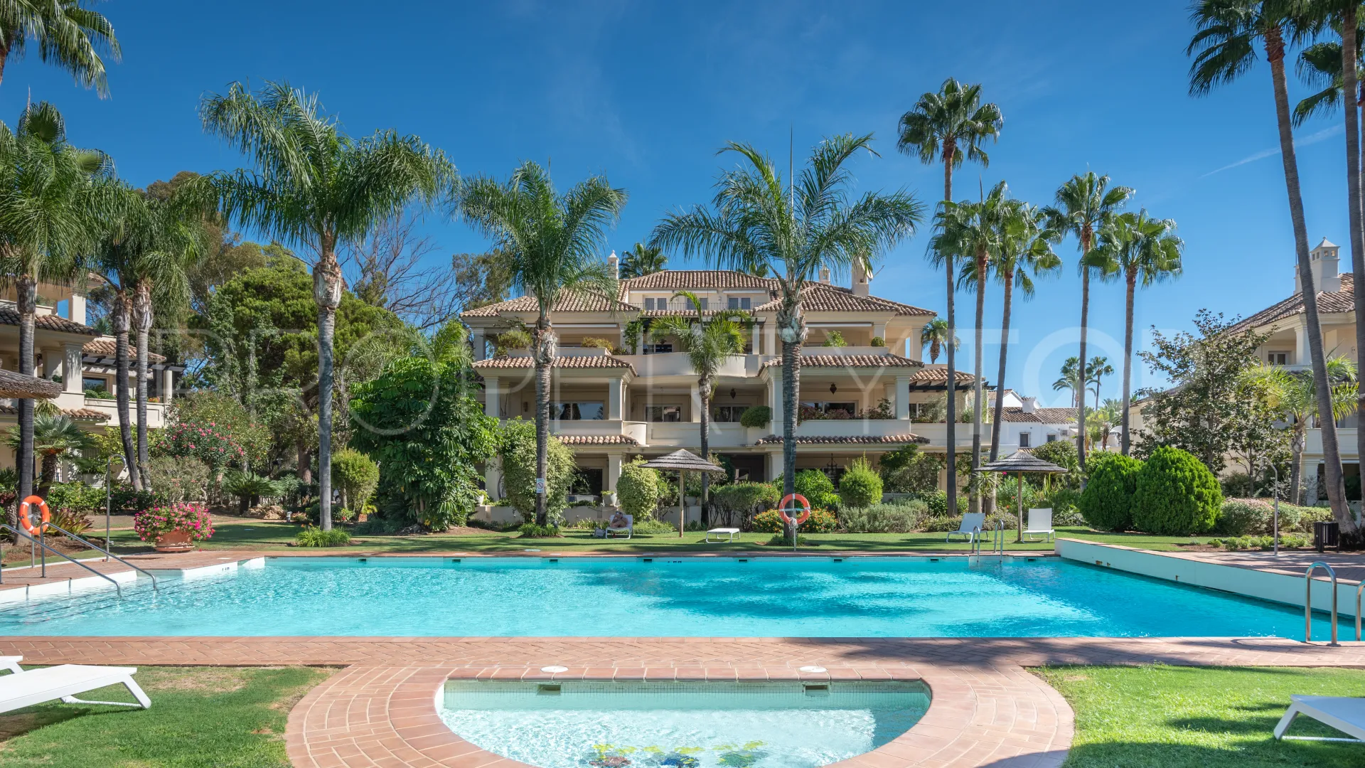 Apartamento de 3 dormitorios a la venta en Marbella