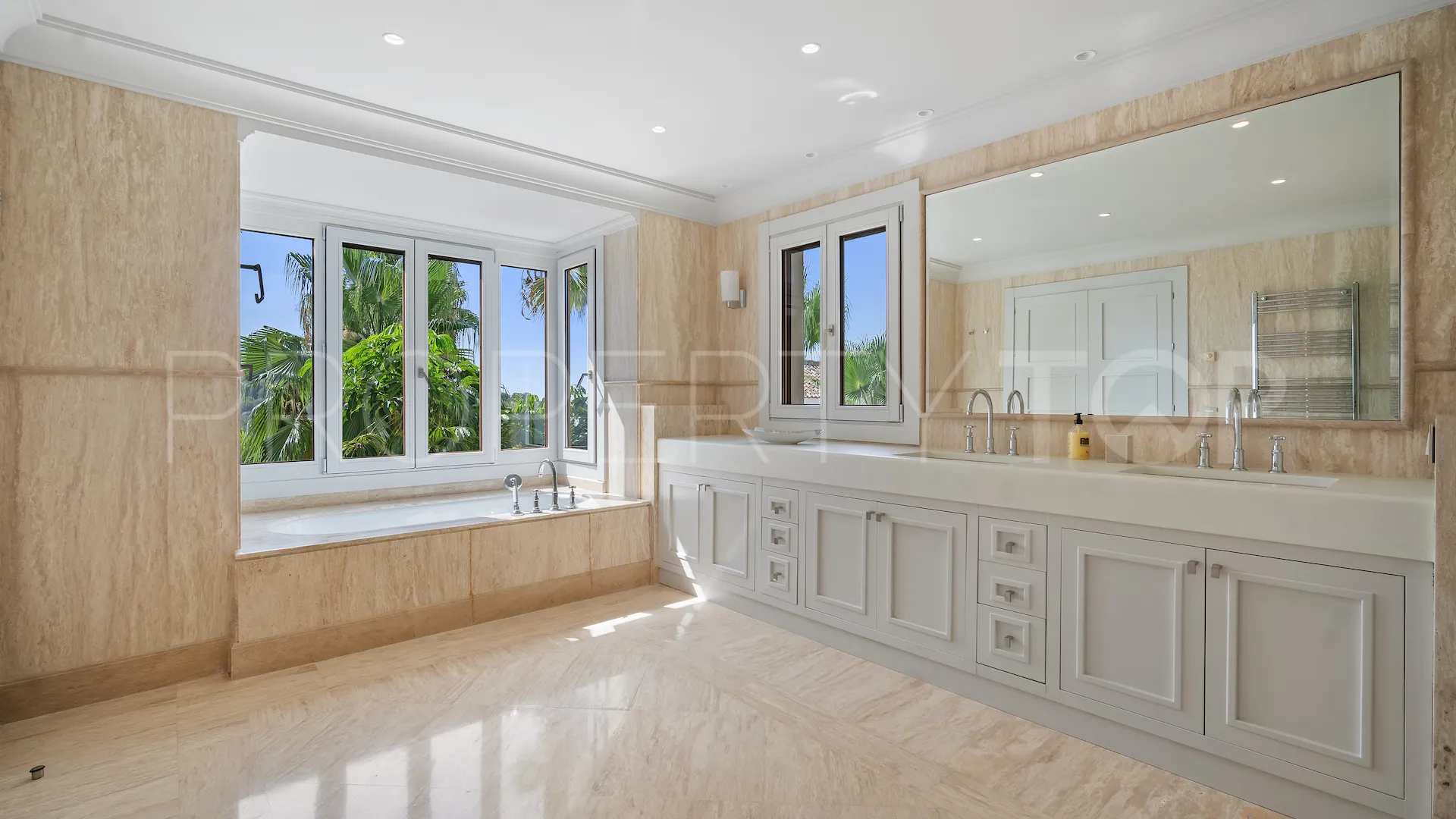 For sale Paraiso Alto villa with 16 bedrooms