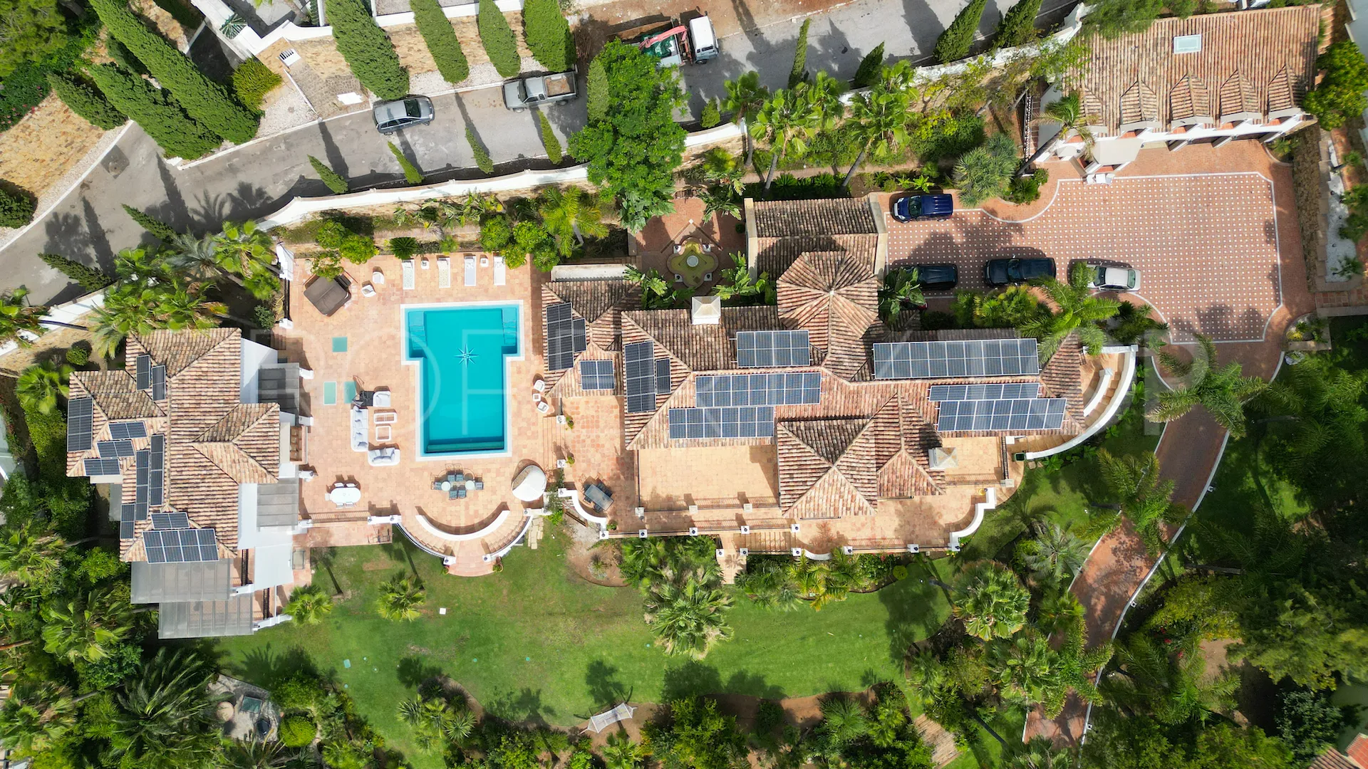 For sale Paraiso Alto villa with 16 bedrooms