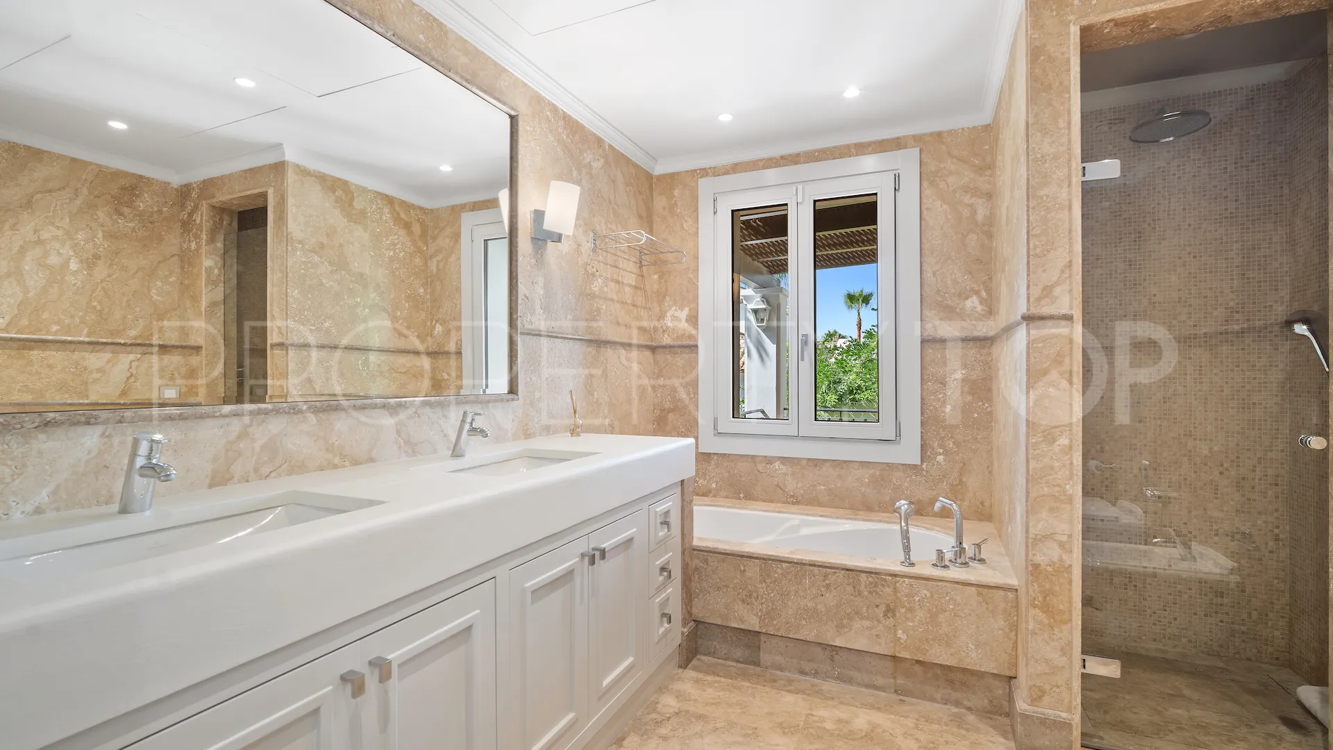 For sale Paraiso Alto villa with 16 bedrooms