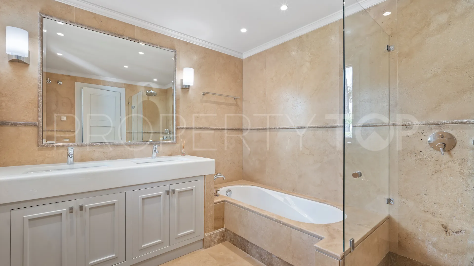 For sale Paraiso Alto villa with 16 bedrooms
