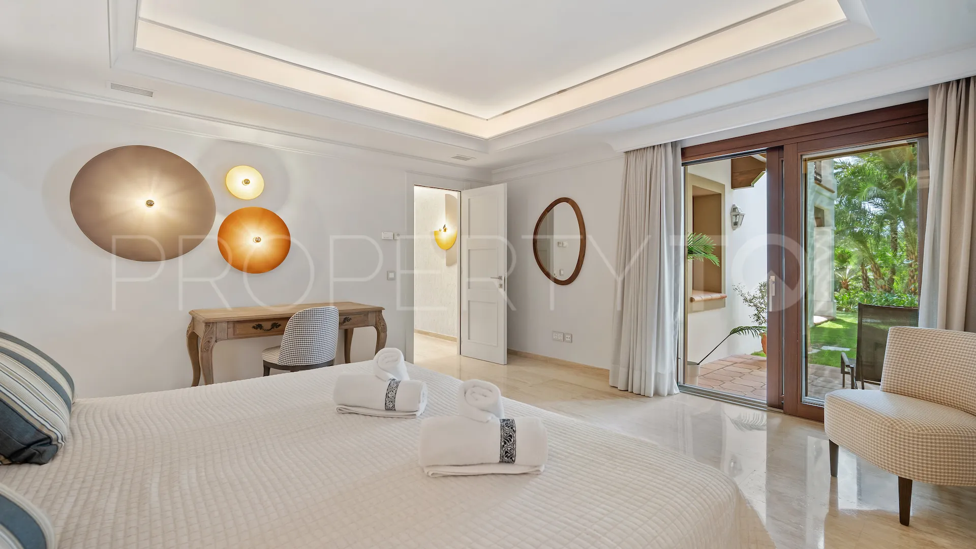 For sale Paraiso Alto villa with 16 bedrooms