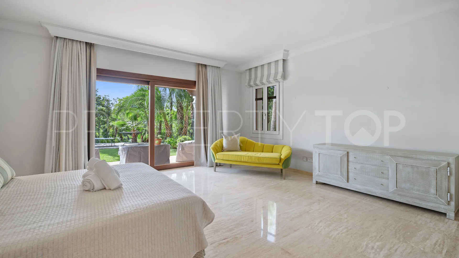 For sale Paraiso Alto villa with 16 bedrooms