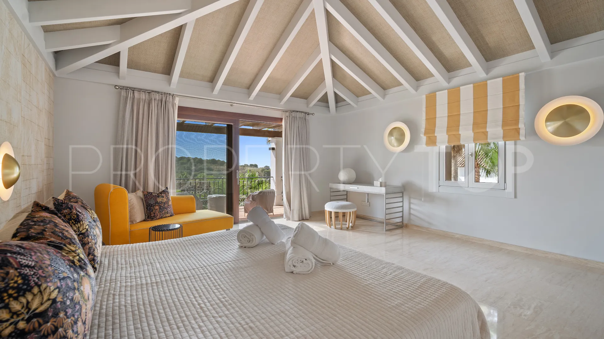 For sale Paraiso Alto villa with 16 bedrooms