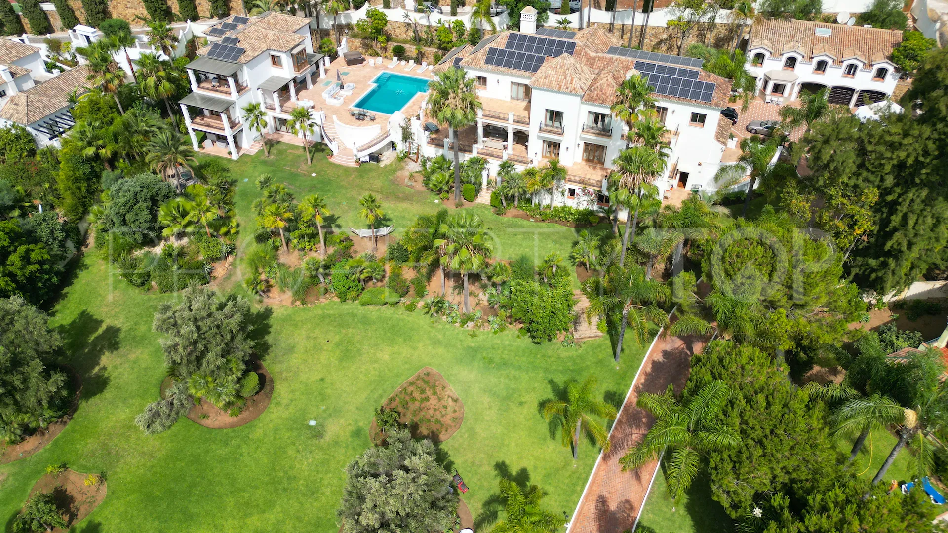 For sale Paraiso Alto villa with 16 bedrooms