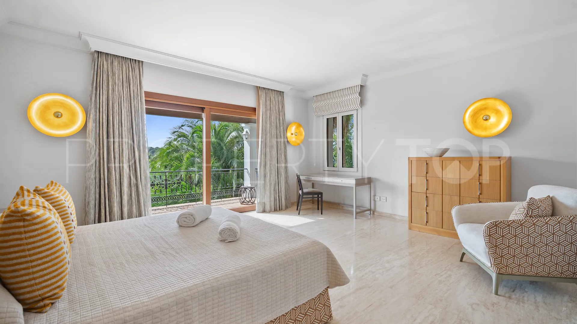 For sale Paraiso Alto villa with 16 bedrooms
