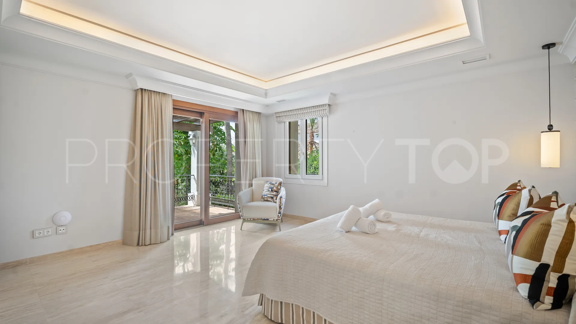 For sale Paraiso Alto villa with 16 bedrooms