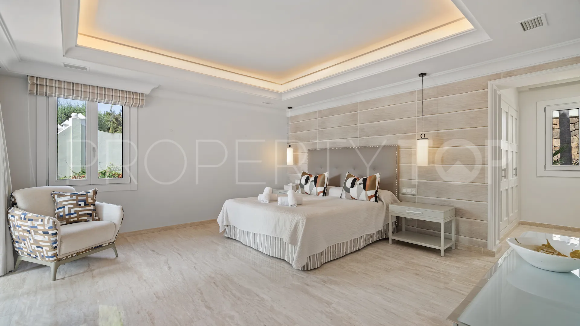 For sale Paraiso Alto villa with 16 bedrooms