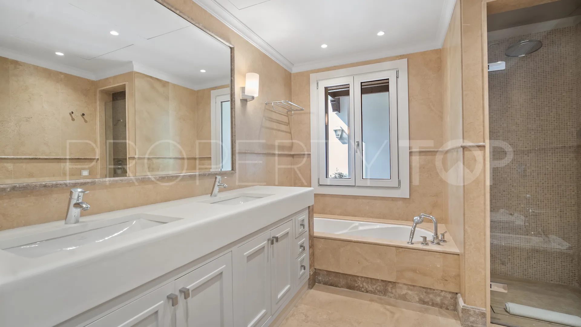 For sale Paraiso Alto villa with 16 bedrooms
