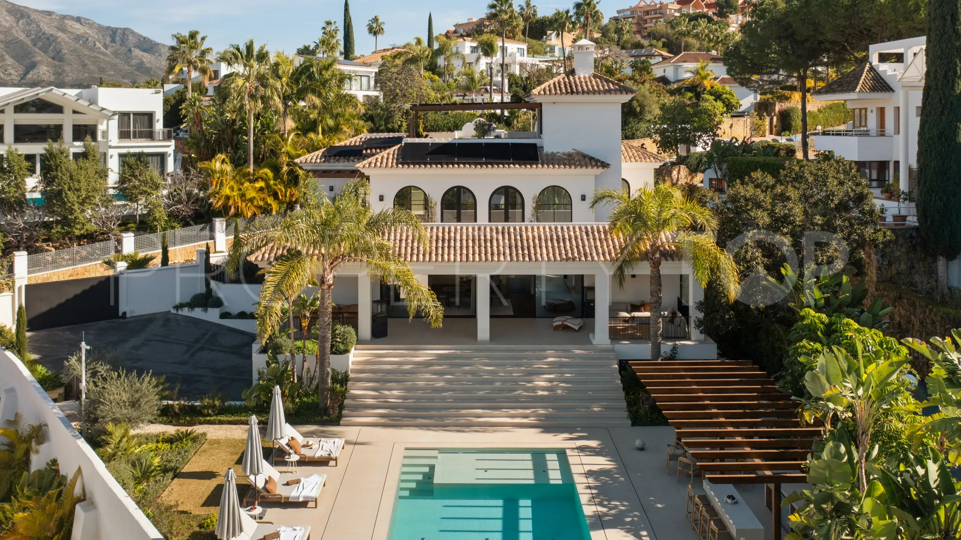 For sale villa in Nueva Andalucia with 6 bedrooms