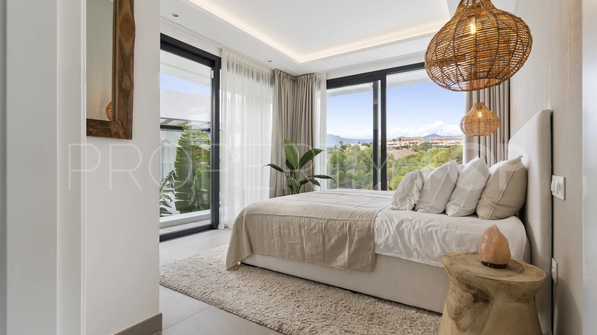 For sale villa in New Golden Mile