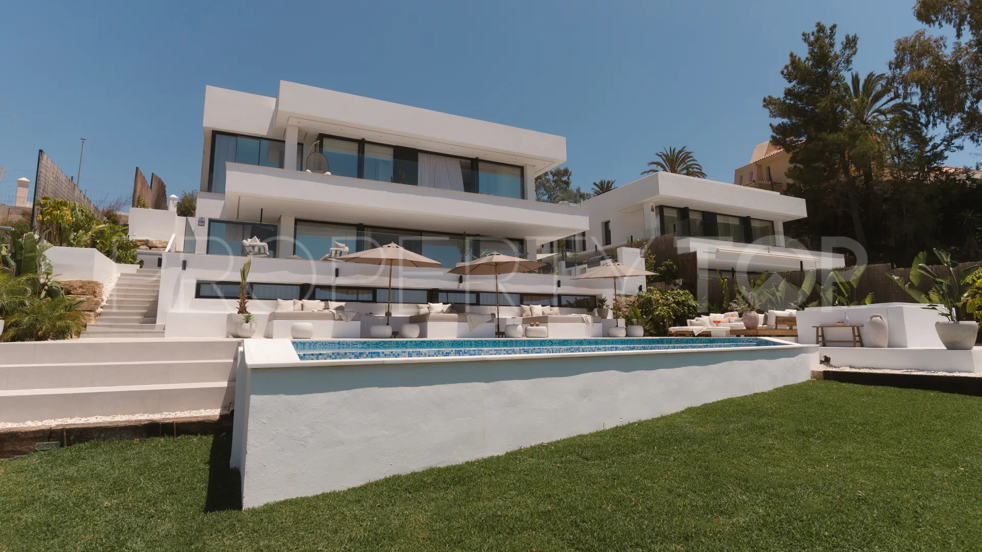 5 bedrooms villa for sale in Nueva Andalucia