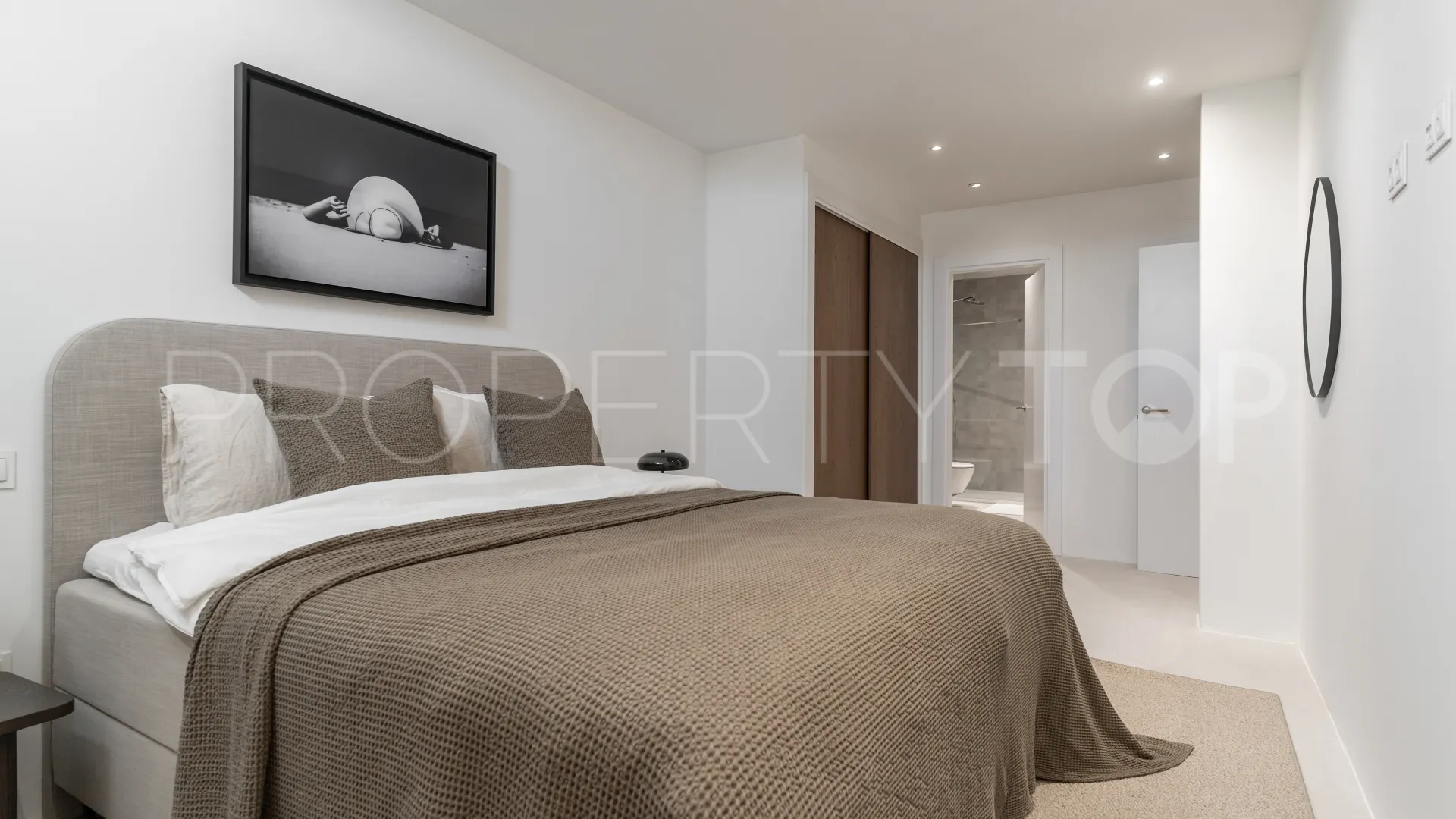 5 bedrooms villa for sale in Nueva Andalucia