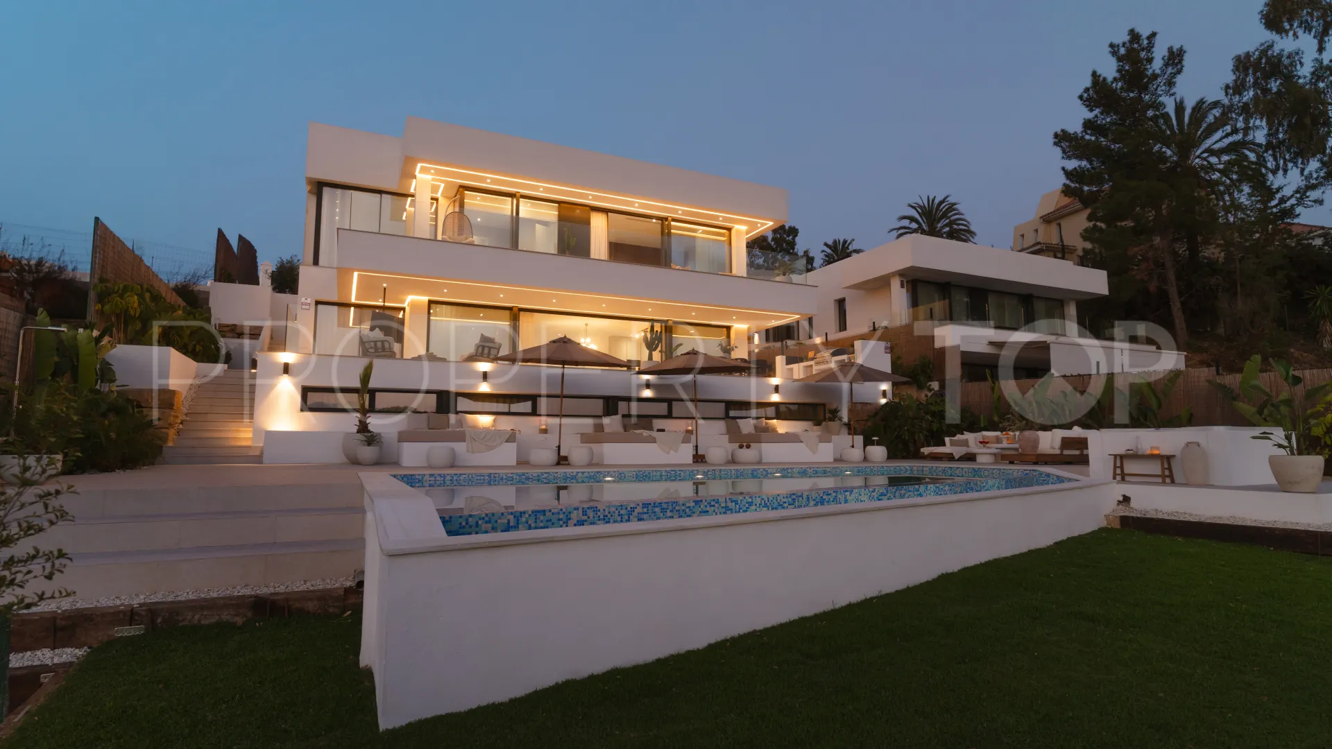 5 bedrooms villa for sale in Nueva Andalucia