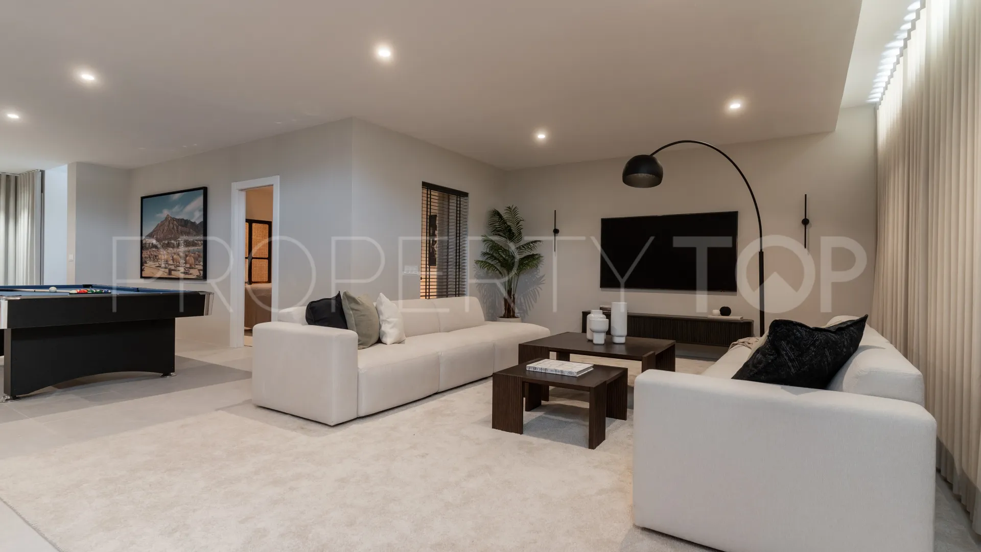 5 bedrooms villa for sale in Nueva Andalucia