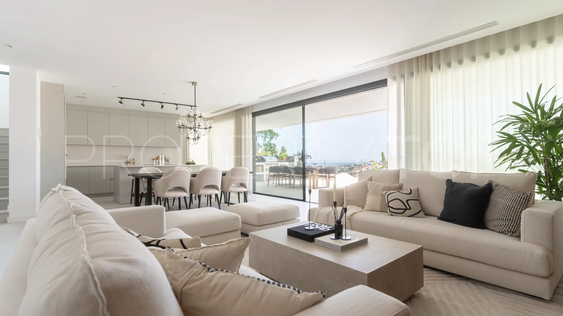 5 bedrooms villa for sale in Nueva Andalucia
