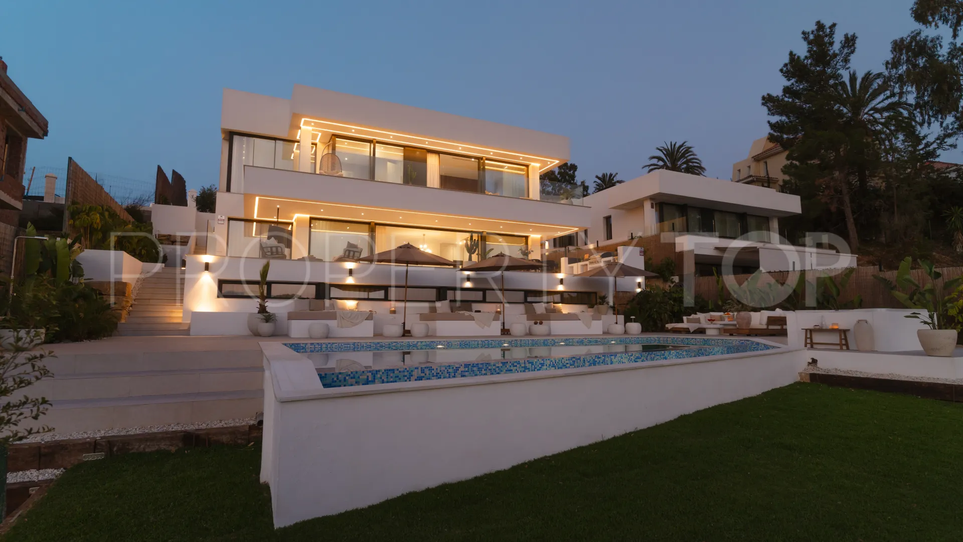 5 bedrooms villa for sale in Nueva Andalucia