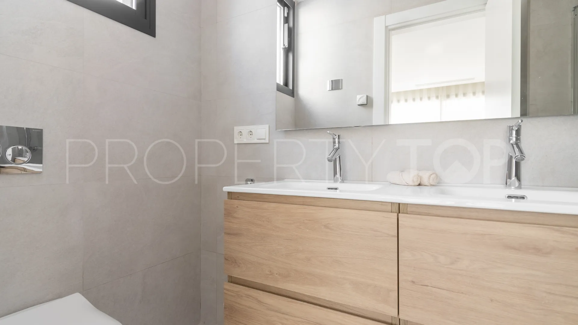 5 bedrooms villa for sale in Nueva Andalucia