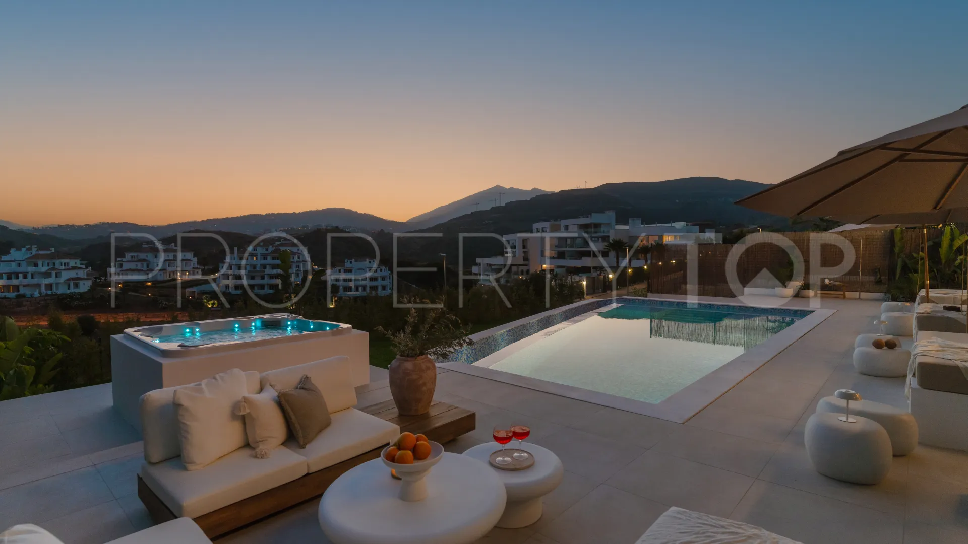 5 bedrooms villa for sale in Nueva Andalucia