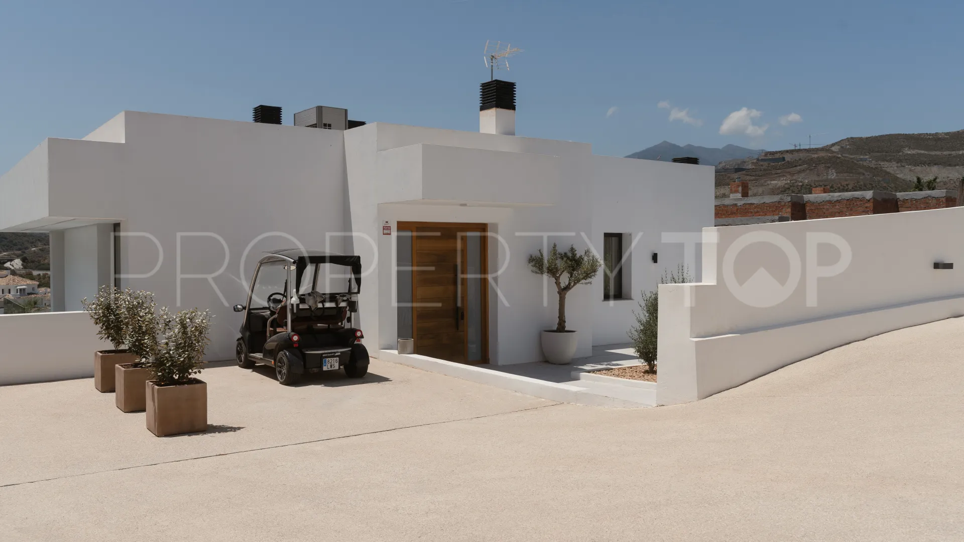 5 bedrooms villa for sale in Nueva Andalucia