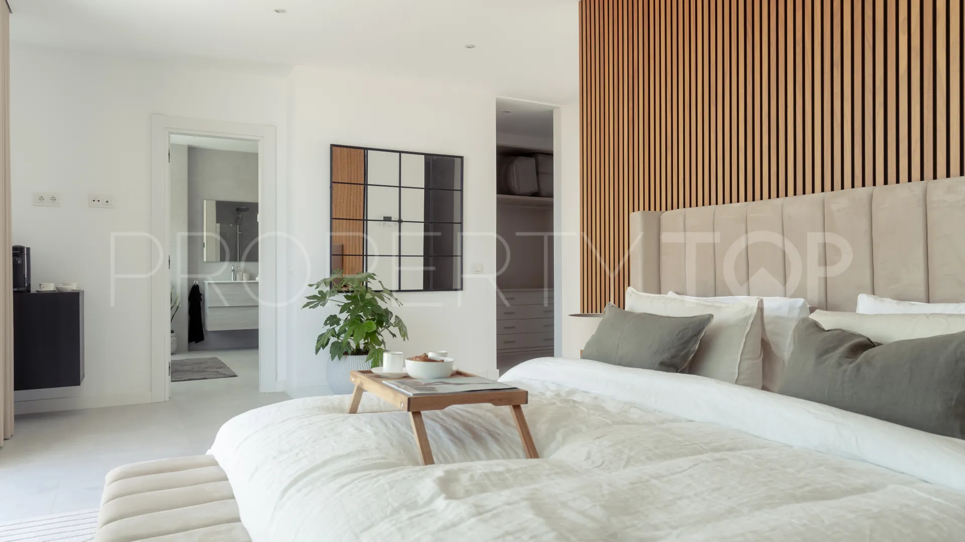 5 bedrooms villa for sale in Nueva Andalucia