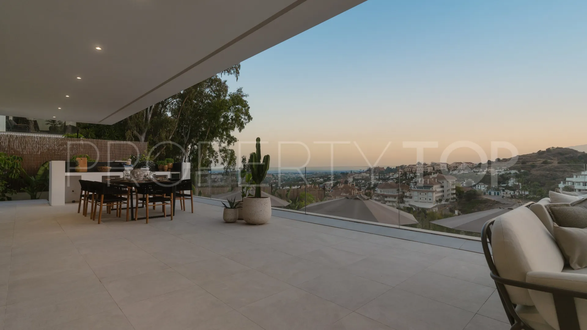 5 bedrooms villa for sale in Nueva Andalucia