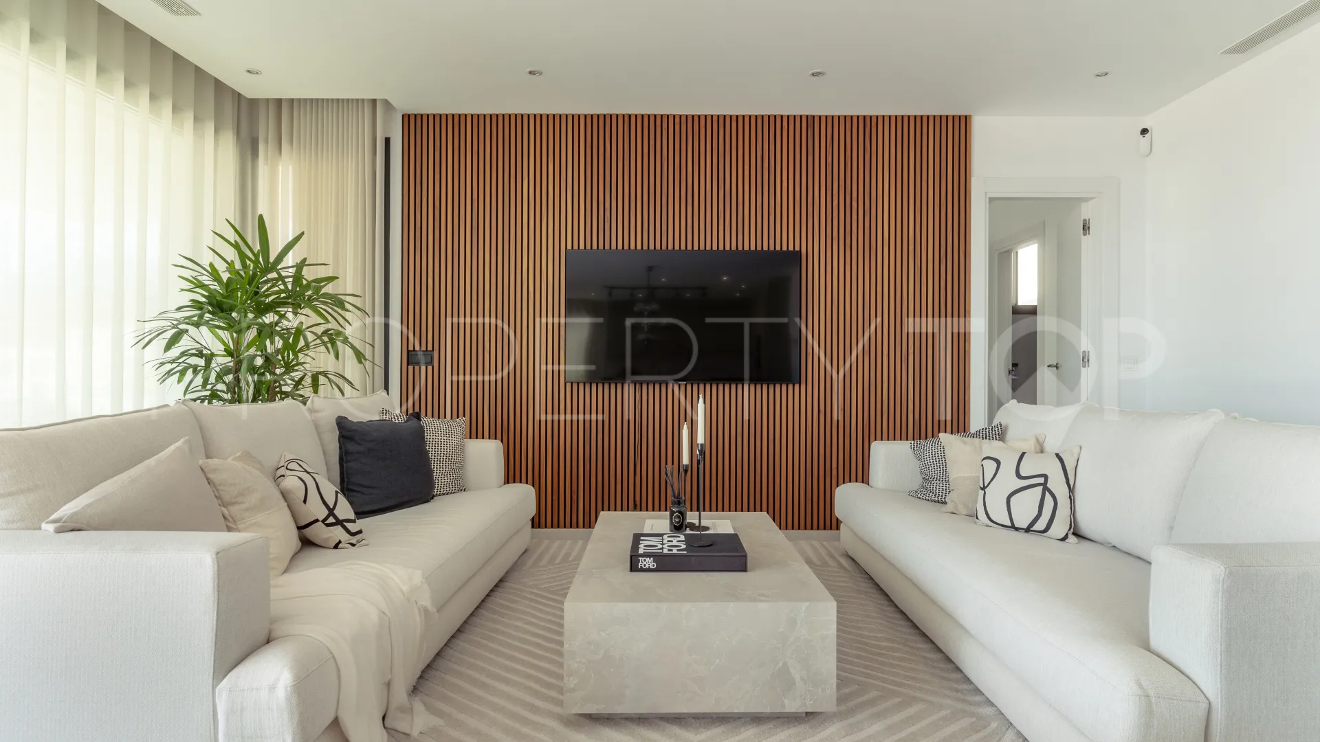 5 bedrooms villa for sale in Nueva Andalucia